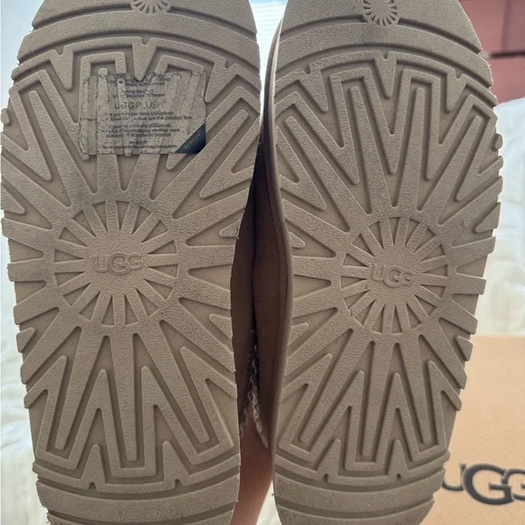 UGG TAZZ Sand Slip-On Shoes 7 (EXCELLENT CONDITION- see photos) - Picture 4 of 6